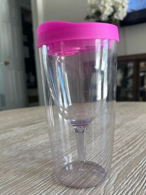 Vino 2 Go travel wine plastic cup with pink lid